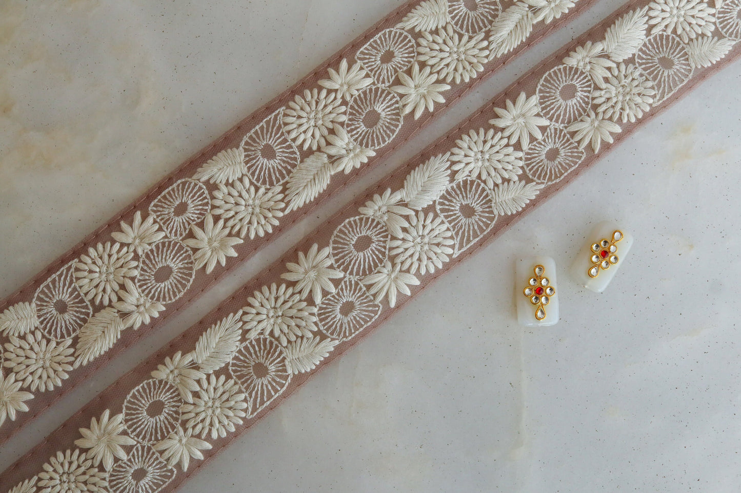 Pink White Floral Net Trim,Embroidered Indian Fabric Border,Light Pink White Lucknowi Lace,Floral Saree Border,インド刺繍リボン, Price/mtr