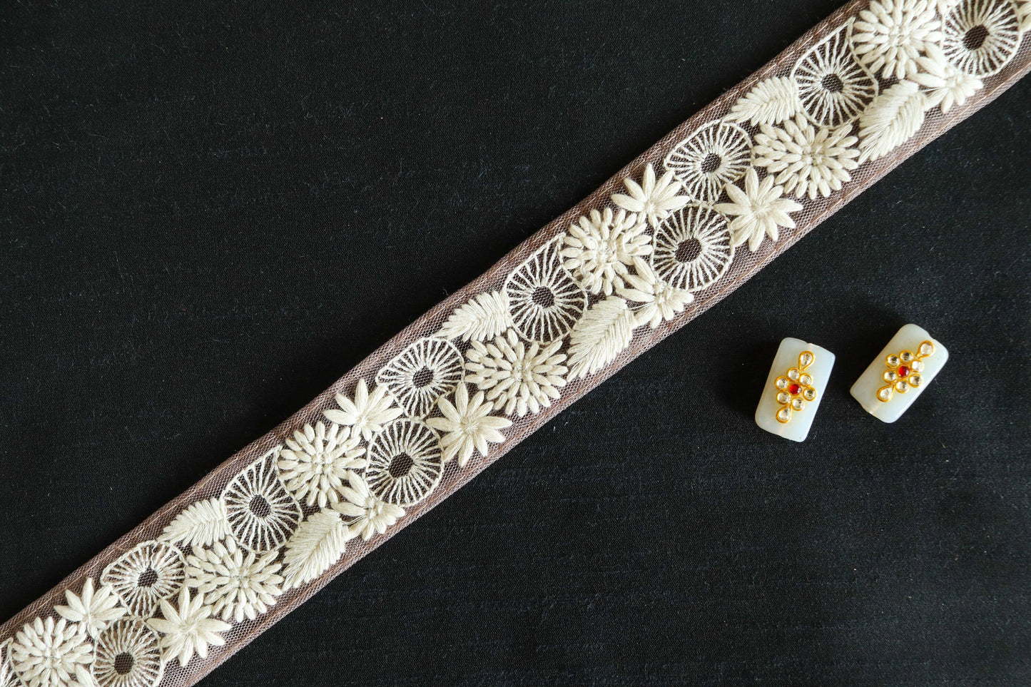 Pink White Floral Net Trim,Embroidered Indian Fabric Border,Light Pink White Lucknowi Lace,Floral Saree Border,インド刺繍リボン, Price/mtr