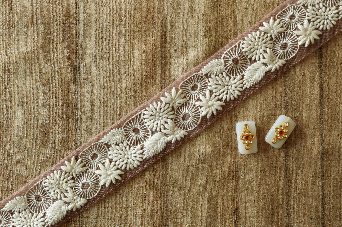 Pink White Floral Net Trim,Embroidered Indian Fabric Border,Light Pink White Lucknowi Lace,Floral Saree Border,インド刺繍リボン, Price/mtr