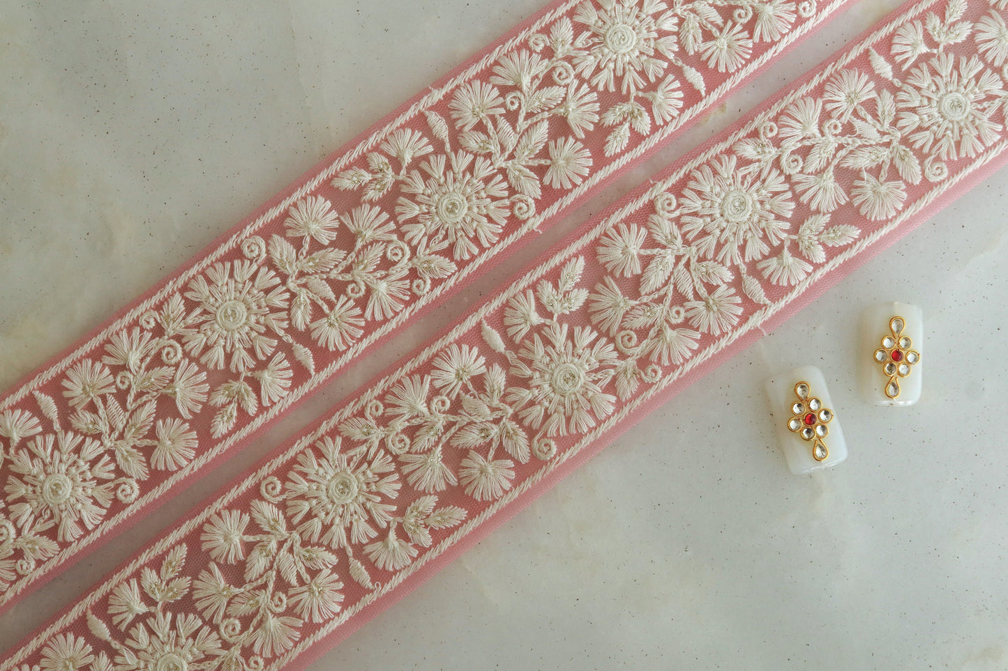 Pink White Floral Embroidered Trim,Indian Fabric Net Border,Lucknowi Chikankari Pink Lace,Pink Silver Saree Border,インド刺繍リボン,Price/mtr