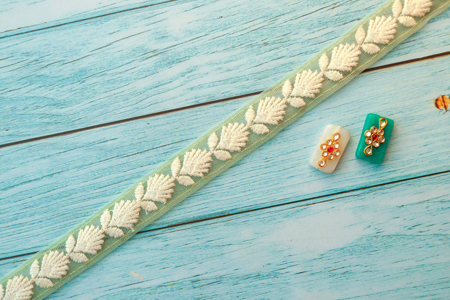 Green White Floral Embroidered Trim, Indian Fabric Net Embroidered Border, Lucknowi Chikankari Lace, Mint Saree Border, インド刺繍リボン, Price/mtr