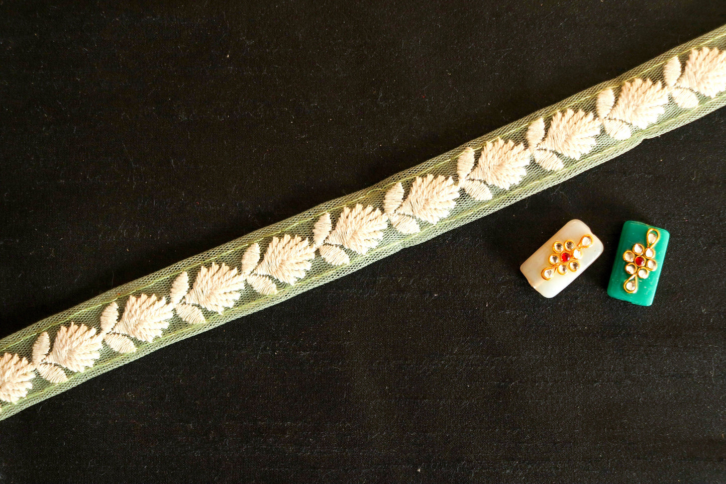Green White Floral Embroidered Trim, Indian Fabric Net Embroidered Border, Lucknowi Chikankari Lace, Mint Saree Border, インド刺繍リボン, Price/mtr