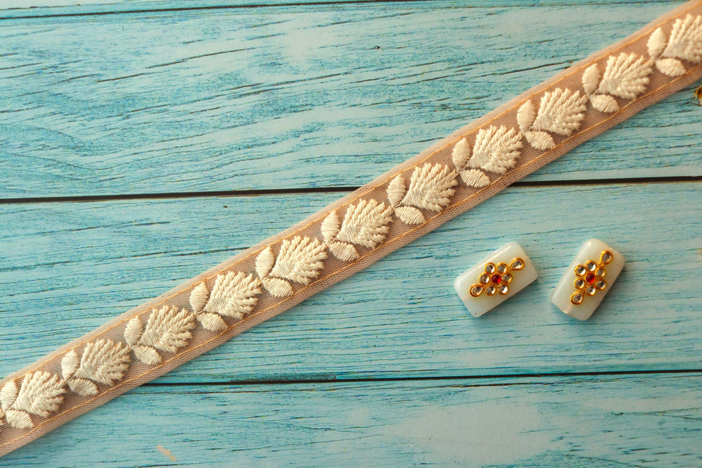 Peach White Floral Embroidered Trim, Indian Fabric Net Embroidered Border, Lucknowi Chikankari Lace, Peach Saree Border, インド刺繍リボン, Price/mtr