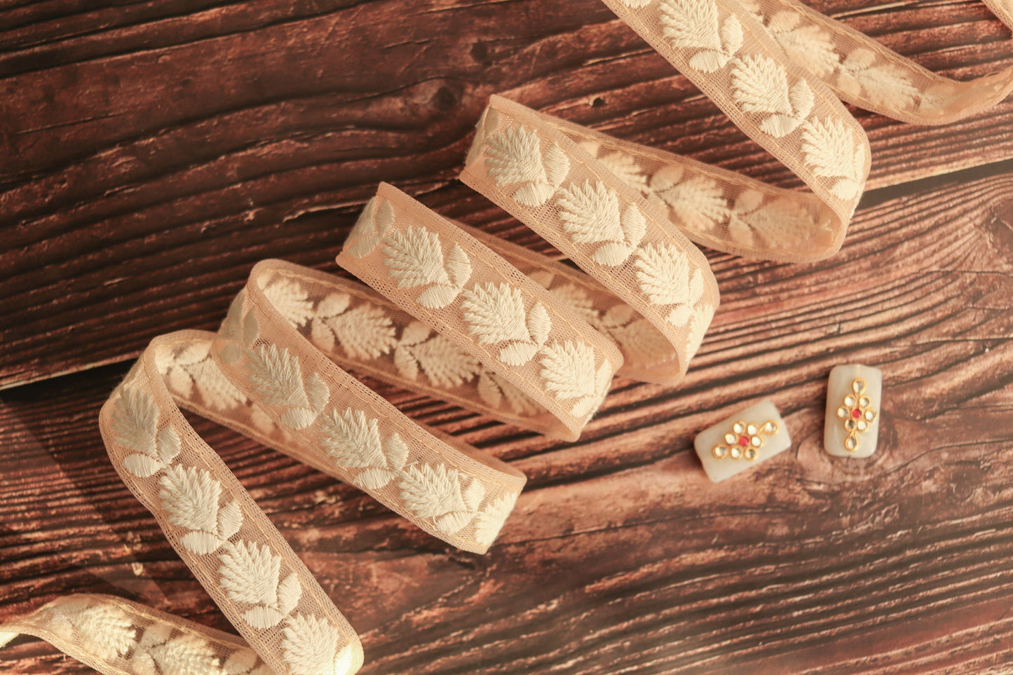 Peach White Floral Embroidered Trim, Indian Fabric Net Embroidered Border, Lucknowi Chikankari Lace, Peach Saree Border, インド刺繍リボン, Price/mtr