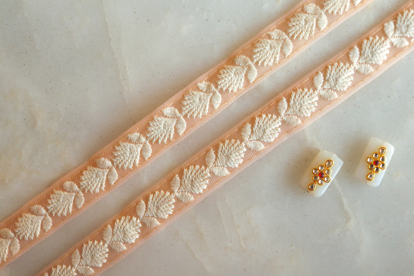 Peach White Floral Embroidered Trim, Indian Fabric Net Embroidered Border, Lucknowi Chikankari Lace, Peach Saree Border, インド刺繍リボン, Price/mtr