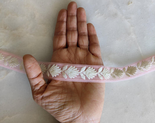 Peach White Floral Embroidered Trim, Indian Fabric Net Embroidered Border, Lucknowi Chikankari Lace, Peach Saree Border, インド刺繍リボン, Price/mtr