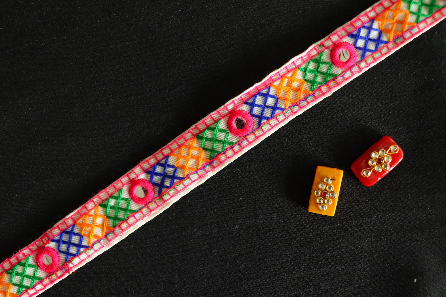 White Pink Embroidered Kutchi Trim, Handmade Indian Border, Mirror Embroidered Lace, Tribal Boho Hippie Saree Border, インド刺繍リボン, Price/mt