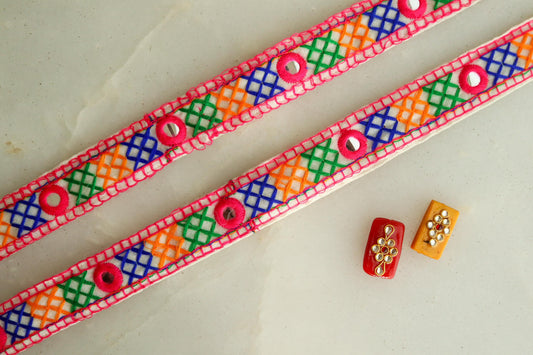 White Pink Embroidered Kutchi Trim, Handmade Indian Border, Mirror Embroidered Lace, Tribal Boho Hippie Saree Border, インド刺繍リボン, Price/mt
