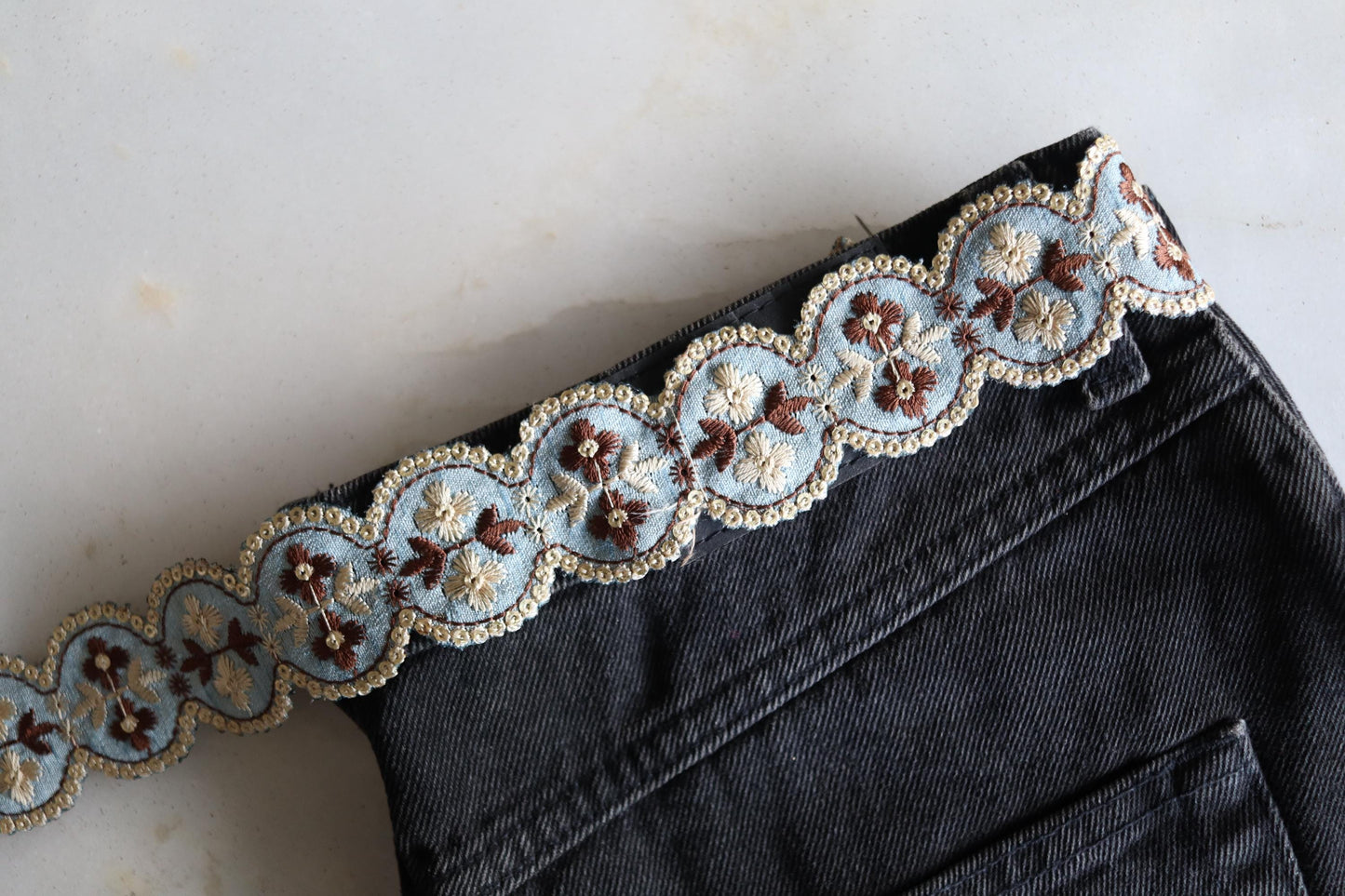 Blue White Scallop Floral Trim, Blue Floral Embroidered Cutwork Lace, Blue Round Saree Border, Indian Fabric Trim, インド刺繍リボン, Price/mt