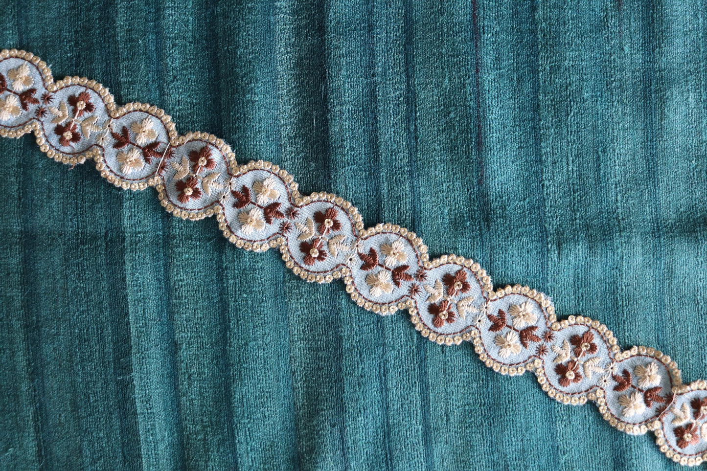 Blue White Scallop Floral Trim, Blue Floral Embroidered Cutwork Lace, Blue Round Saree Border, Indian Fabric Trim, インド刺繍リボン, Price/mt