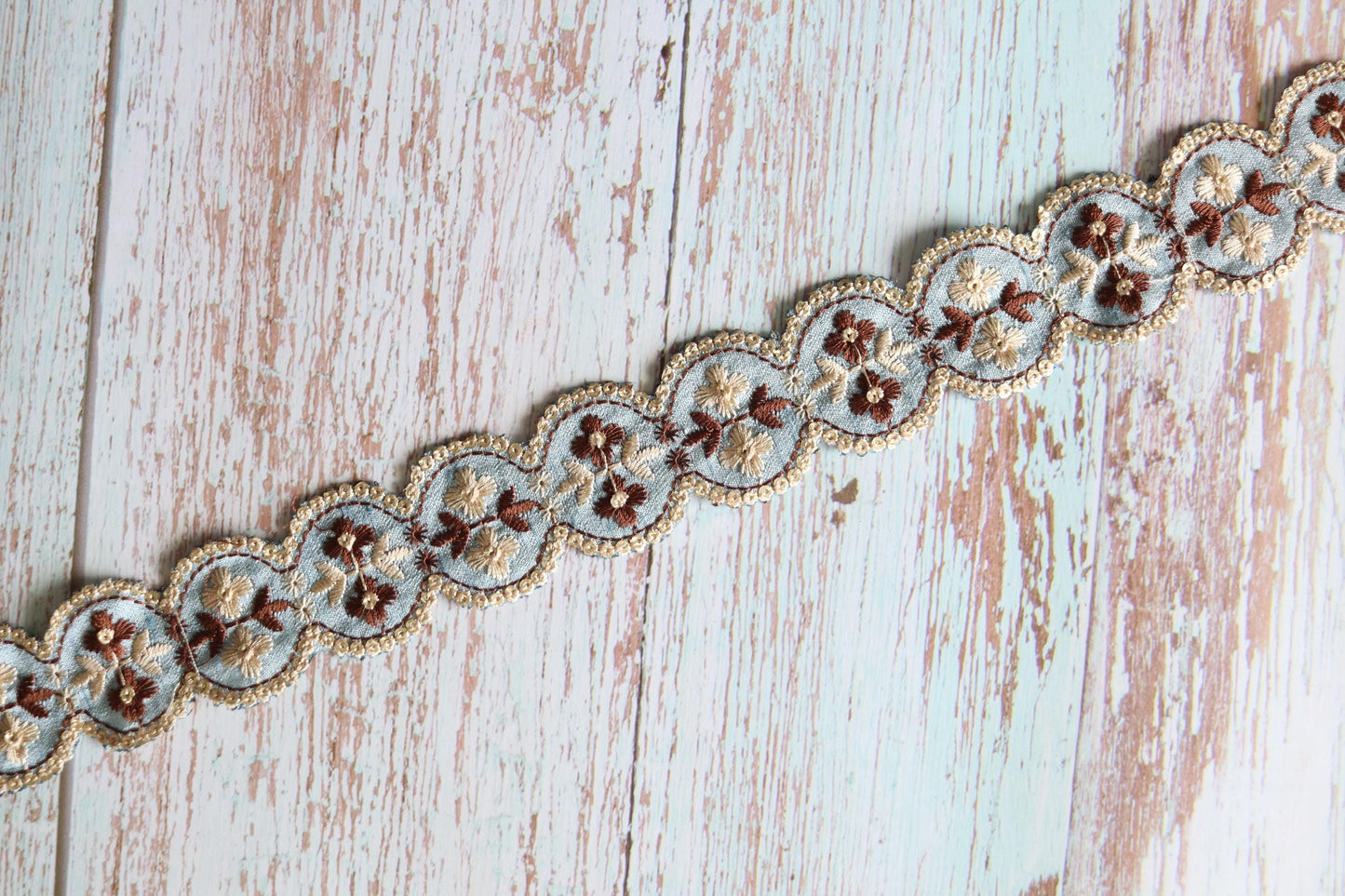 Blue White Scallop Floral Trim, Blue Floral Embroidered Cutwork Lace, Blue Round Saree Border, Indian Fabric Trim, インド刺繍リボン, Price/mt