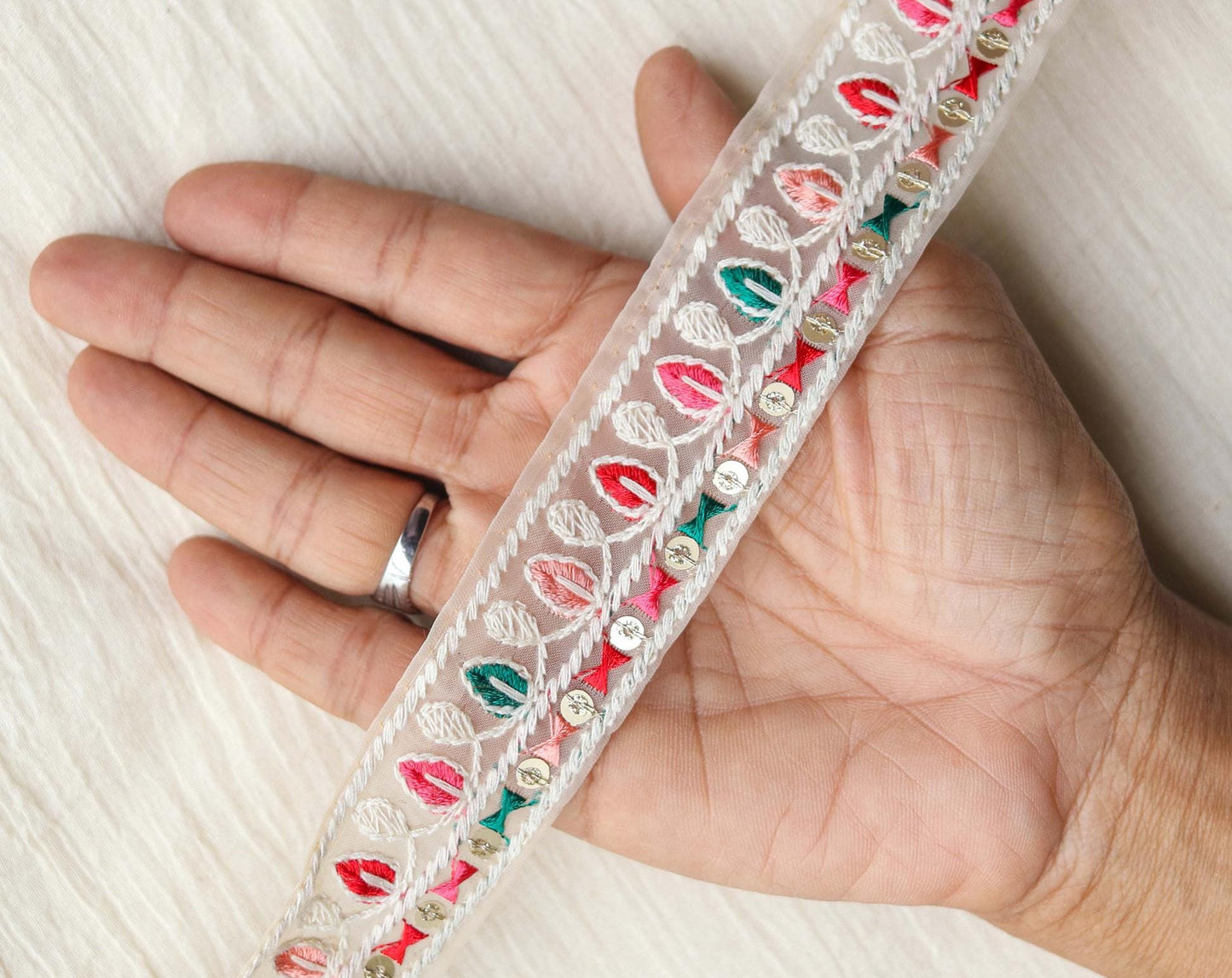 White Floral Pastel Net Trim, Embroidered White Pink Sequin Kashmiri Lace, Boho Elegant Indian Fabric Trim, Saree Border, Price/mt, インド刺繍リボン