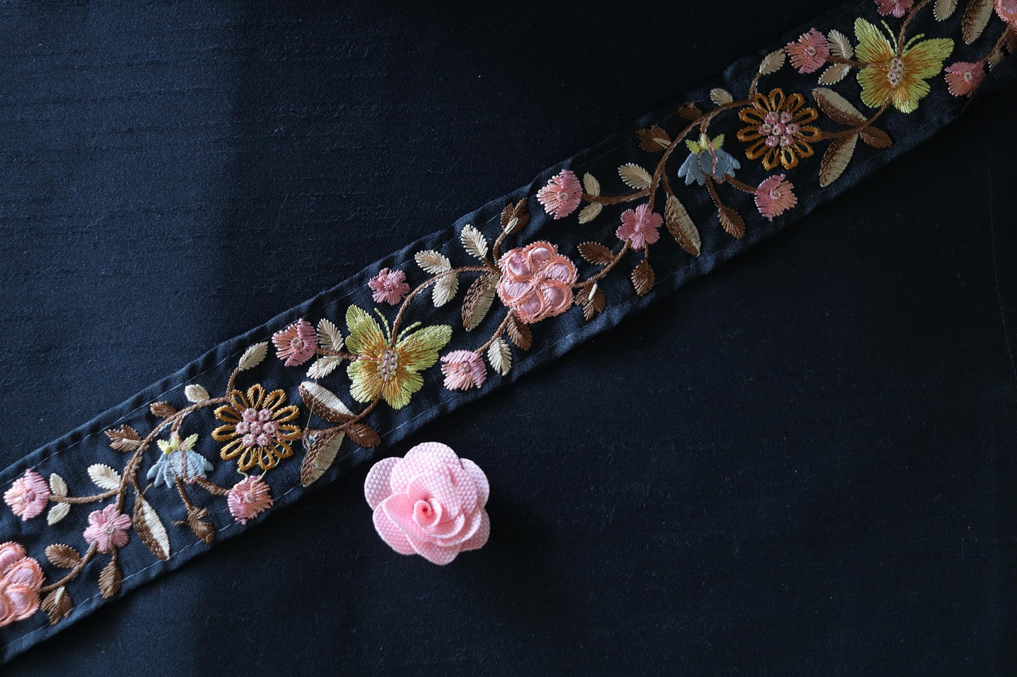 Black Pink Butterfly Floral Trim, Embroidered Floral Net Border, Black Lace, Indian Fabric Trim, Butterfly Saree Border, インド刺繍リボン, Price/mtr