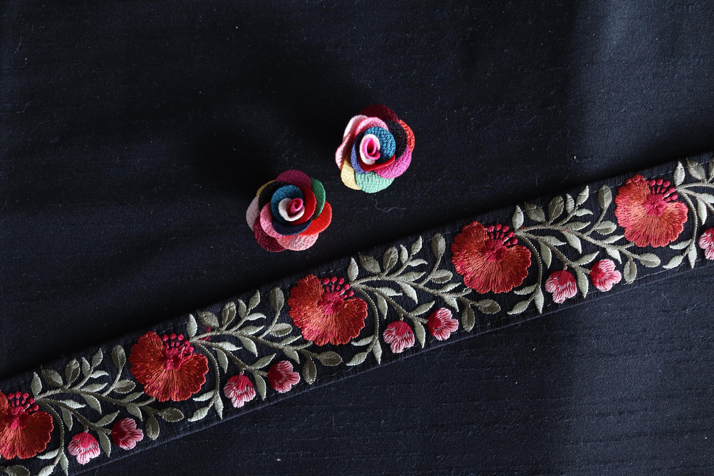 Black Red Floral Embroidered Trim, Indian Fabric Embroidered Border, Spring Floral Lace, Parsi Embroidery Saree Border, インド刺繍リボン, Price/mtr