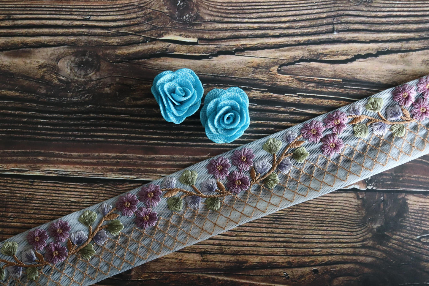 Blue Floral Checks Embroidered Trim, Purple Floral Net Border, Blue Mauve Net Lace, Indian Fabric Floral Saree Border, インド刺繍リボン, Price/mtr