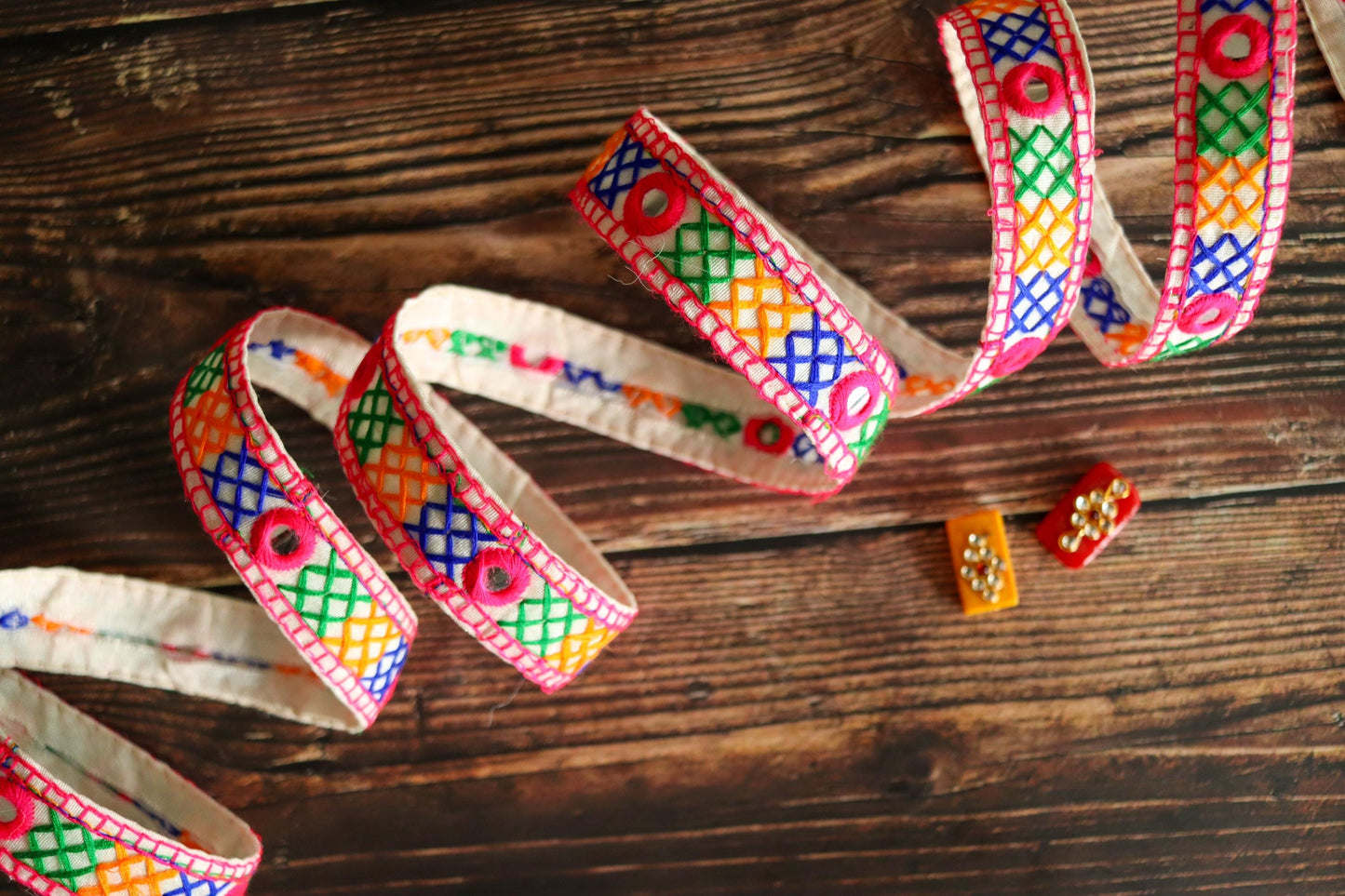 White Pink Embroidered Kutchi Trim, Handmade Indian Border, Mirror Embroidered Lace, Tribal Boho Hippie Saree Border, インド刺繍リボン, Price/mt