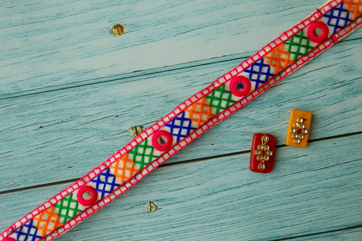 White Pink Embroidered Kutchi Trim, Handmade Indian Border, Mirror Embroidered Lace, Tribal Boho Hippie Saree Border, インド刺繍リボン, Price/mt