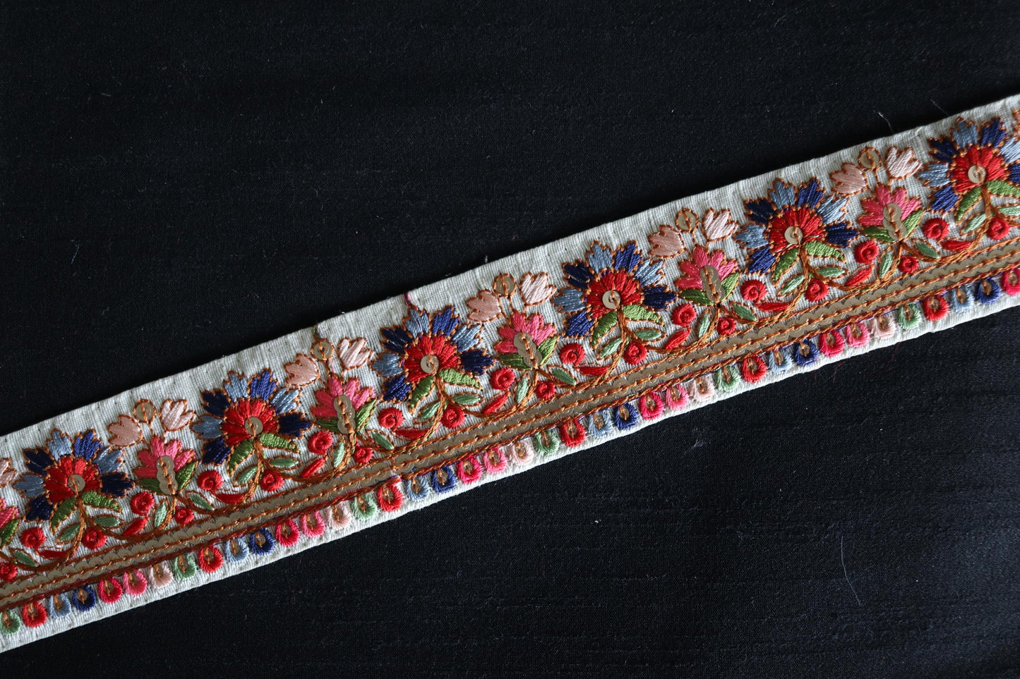 White Red Floral Embroidered Trim, Red White Floral Lace, White Floral Saree Border, Indian Fabric Trim, インド刺繍リボン, Price/mtr