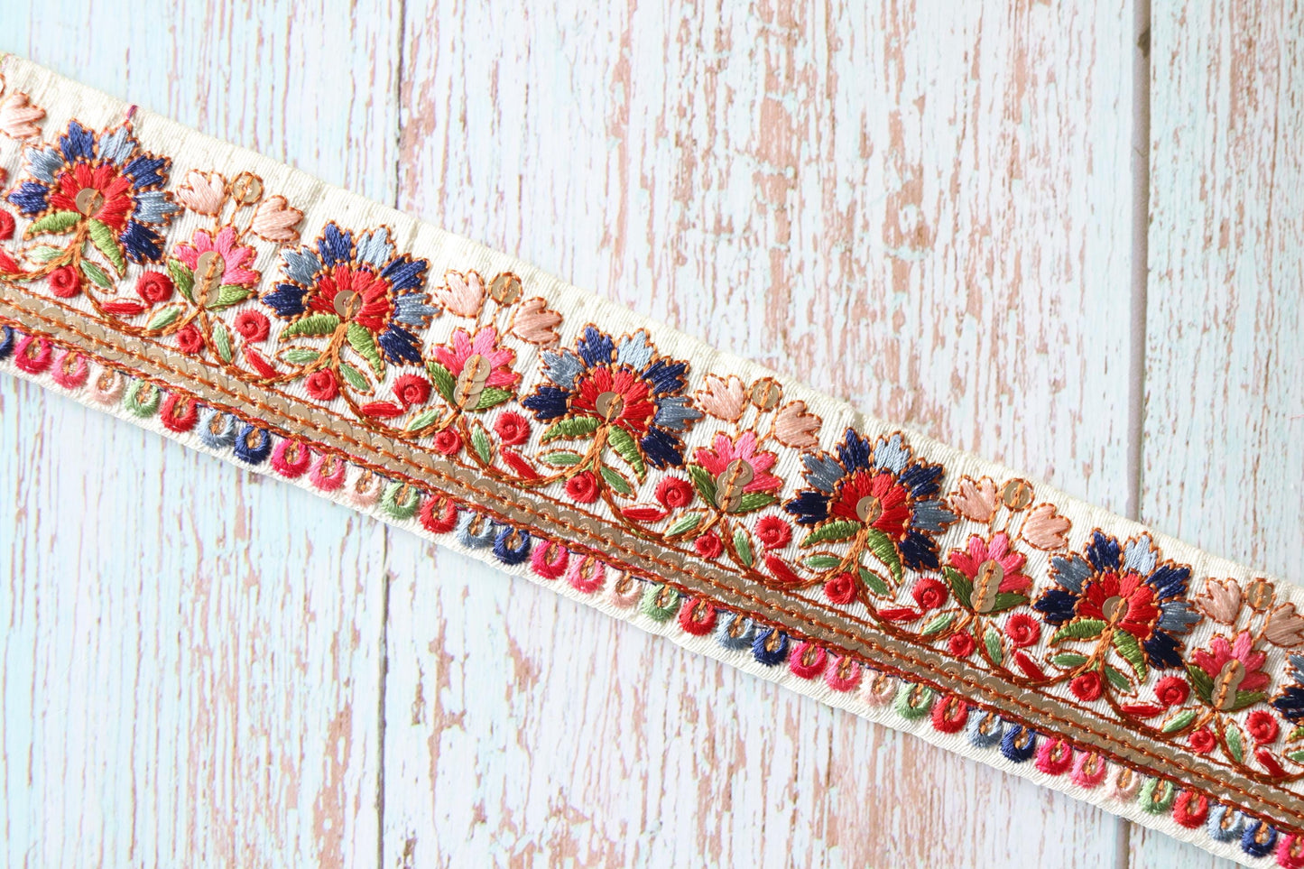 White Red Floral Embroidered Trim, Red White Floral Lace, White Floral Saree Border, Indian Fabric Trim, インド刺繍リボン, Price/mtr