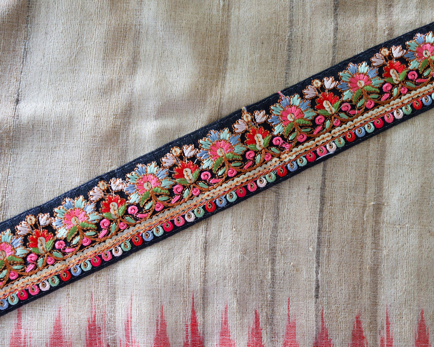 Black Red Floral Embroidered Trim, Red Black Floral Lace, Black Floral Saree Border, Indian Fabric Trim, インド刺繍リボン, Price/mtr