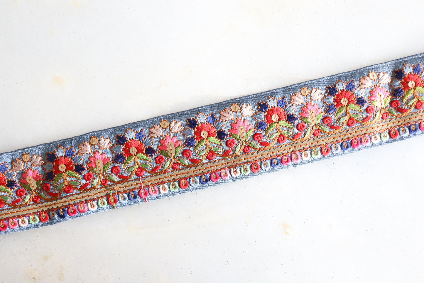 Grey Red Floral Embroidered Trim, Grey Blue Floral Lace, Grey Floral Saree Border, Indian Fabric Trim, インド刺繍リボン, Price/mtr