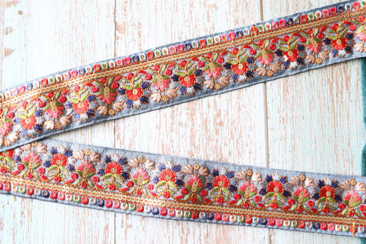 Grey Red Floral Embroidered Trim, Grey Blue Floral Lace, Grey Floral Saree Border, Indian Fabric Trim, インド刺繍リボン, Price/mtr