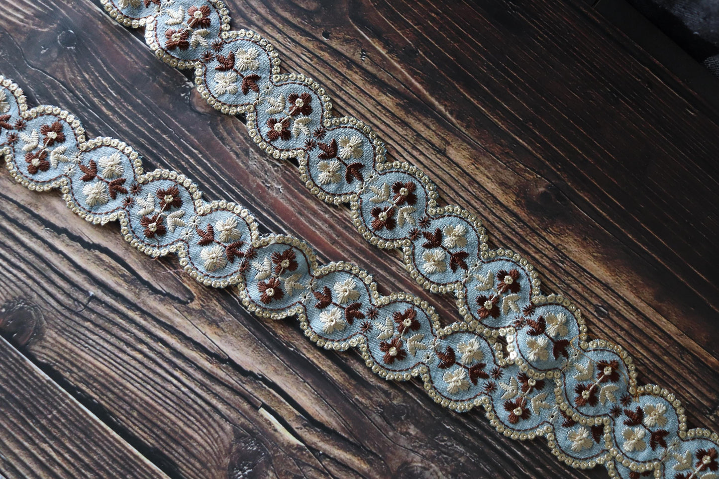 Blue White Scallop Floral Trim, Blue Floral Embroidered Cutwork Lace, Blue Round Saree Border, Indian Fabric Trim, インド刺繍リボン, Price/mt