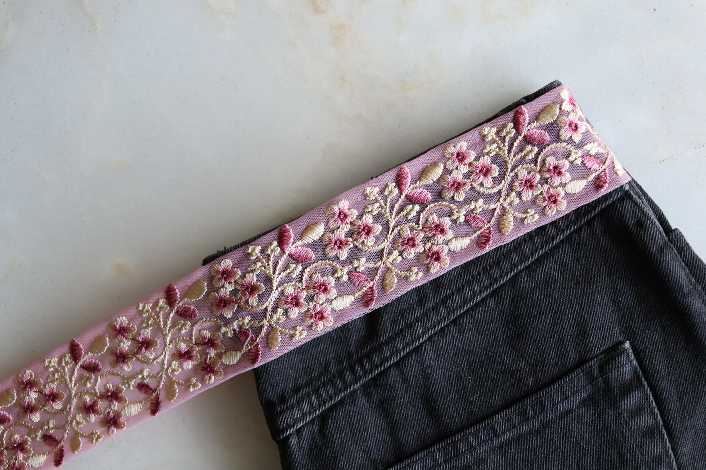 Pink Floral Self Embroidered Trim, Indian Fabric Net Embroidered Border, Pink White Lace, Pink Floral Saree Border, インド刺繍リボン, Price/mtr