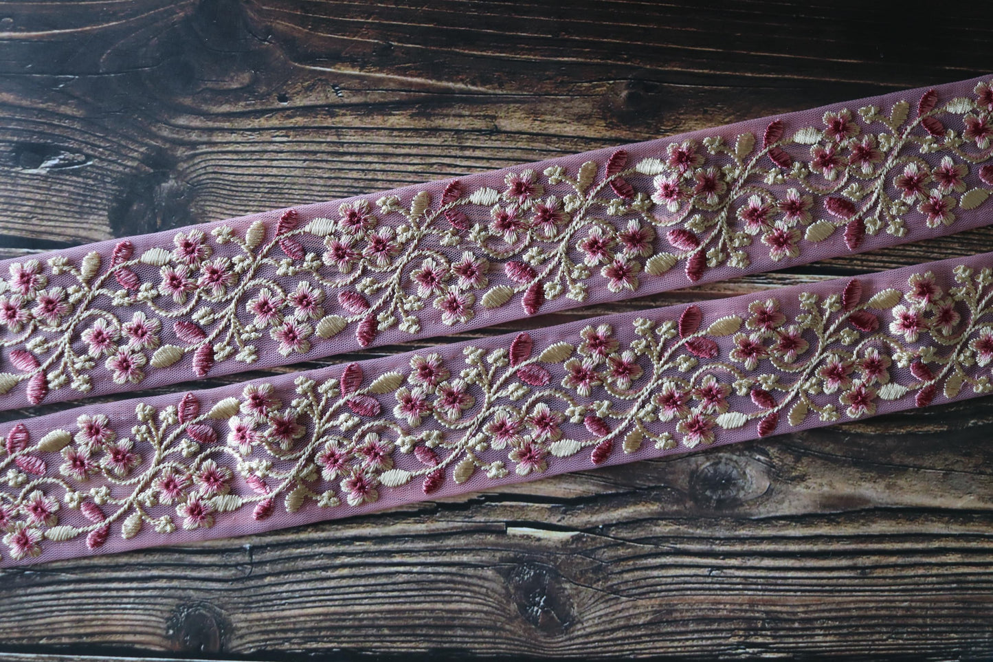 Pink Floral Self Embroidered Trim, Indian Fabric Net Embroidered Border, Pink White Lace, Pink Floral Saree Border, インド刺繍リボン, Price/mtr