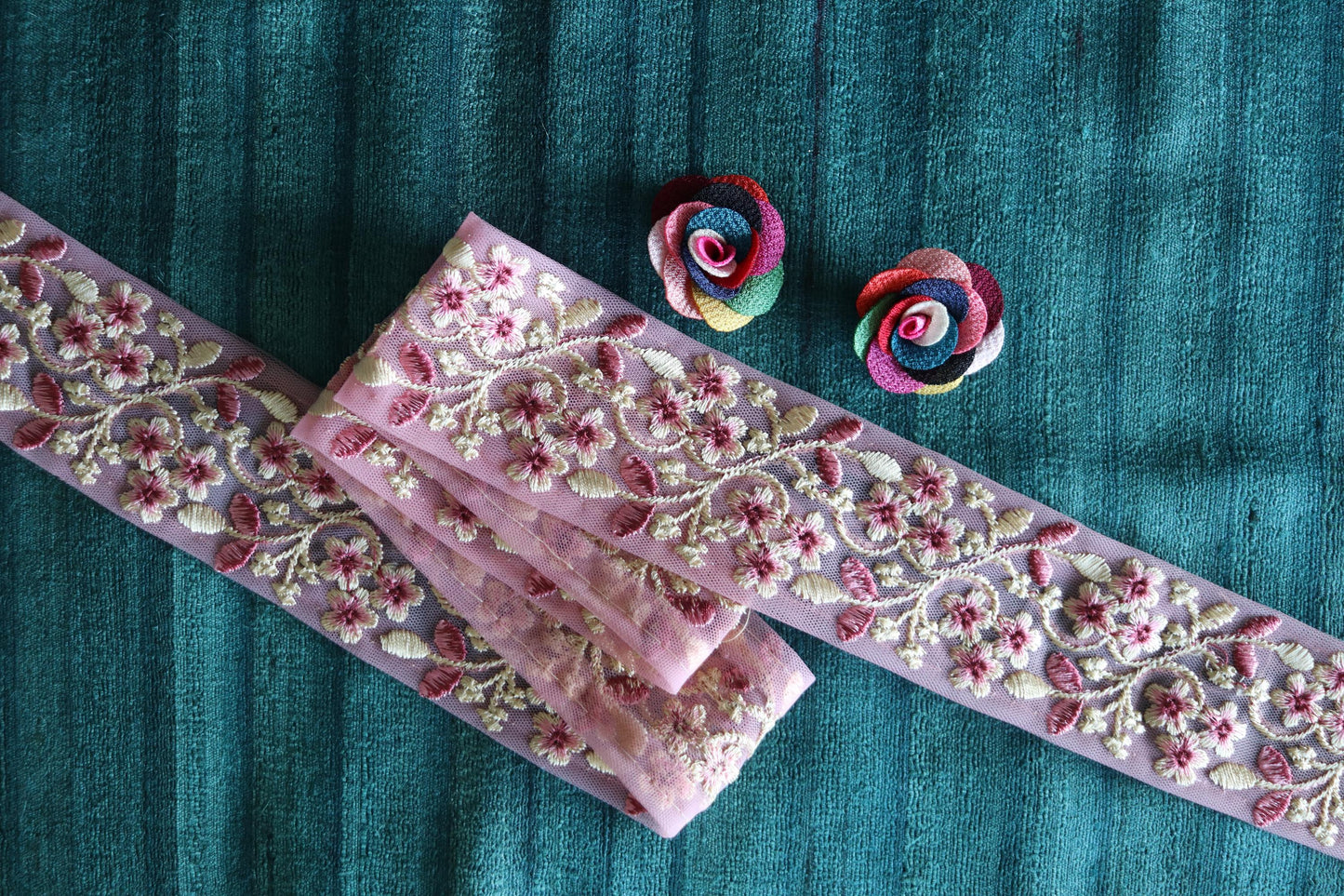 Pink Floral Self Embroidered Trim, Indian Fabric Net Embroidered Border, Pink White Lace, Pink Floral Saree Border, インド刺繍リボン, Price/mtr
