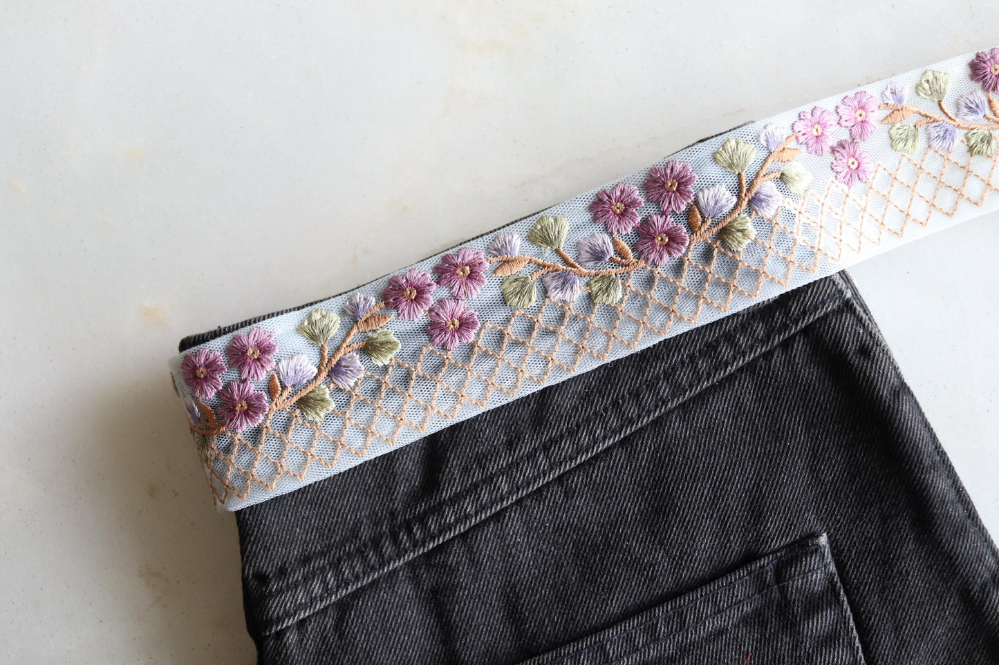 Blue Floral Checks Embroidered Trim, Purple Floral Net Border, Blue Mauve Net Lace, Indian Fabric Floral Saree Border, インド刺繍リボン, Price/mtr