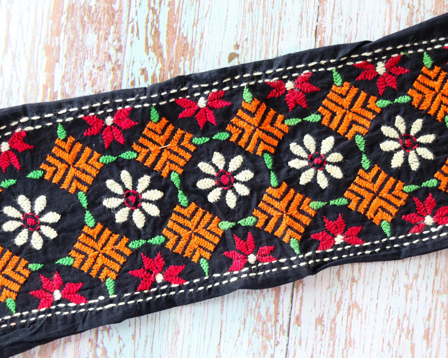 Black Orange Embroidered Kutchi Trim, Indian Handmade Border, Orage White Geometric Floral Lace, Boho Saree Border, インド刺繍リボン, Price/mtr