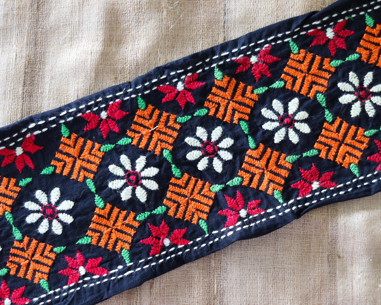 Black Orange Embroidered Kutchi Trim, Indian Handmade Border, Orage White Geometric Floral Lace, Boho Saree Border, インド刺繍リボン, Price/mtr