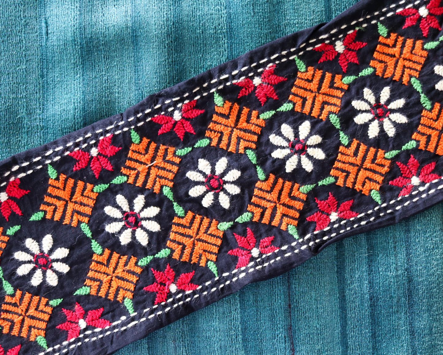 Black Orange Embroidered Kutchi Trim, Indian Handmade Border, Orage White Geometric Floral Lace, Boho Saree Border, インド刺繍リボン, Price/mtr
