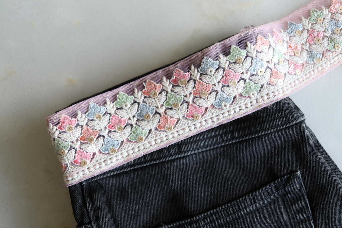 Pink White Floral Embroidered Trim, Indian Fabric Net Sequins Border, Pastel Pink Lace, Lucknowi Saree Border, インド刺繍リボン, Price/mtr