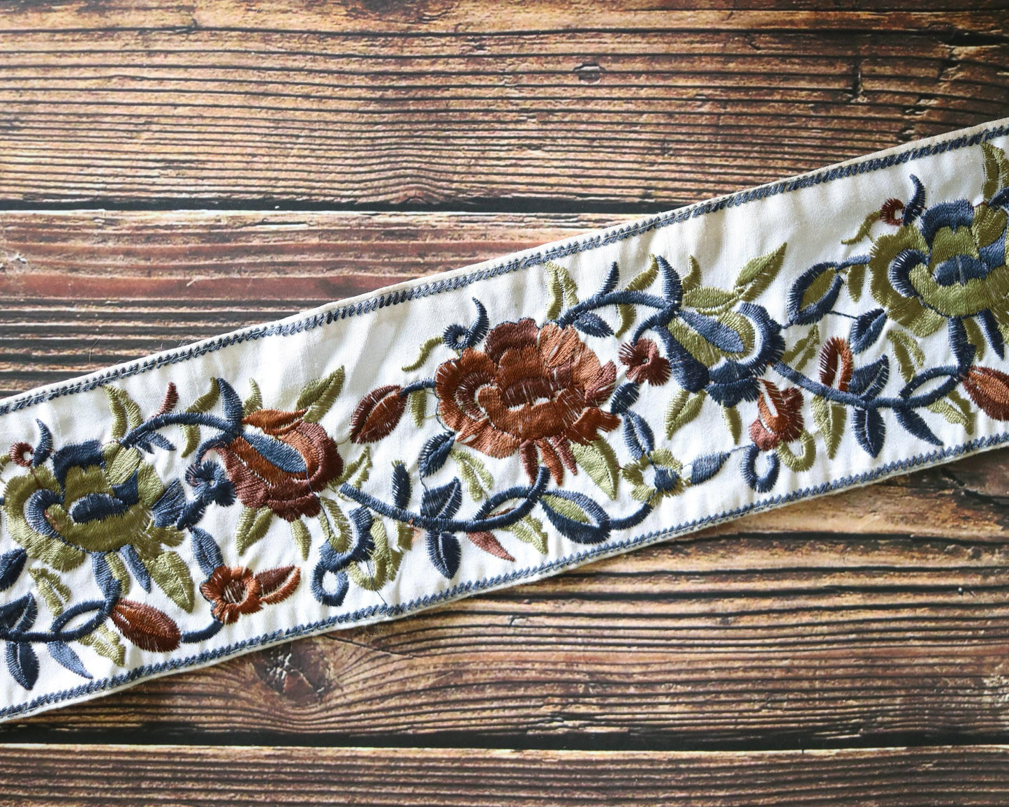 White Brown Floral Embroidered Trim, Indian Fabric Embroidered Border, White Blue Lace, Parsi Floral Saree Border, インド刺繍リボン, Price/mtr