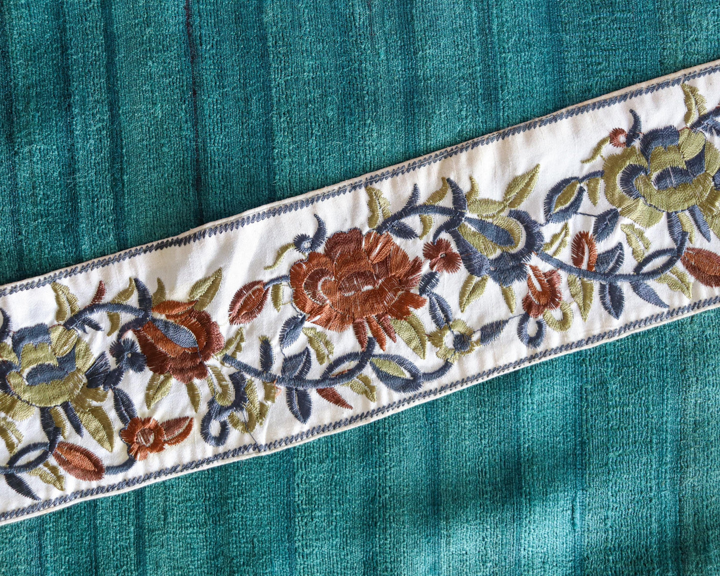 White Brown Floral Embroidered Trim, Indian Fabric Embroidered Border, White Blue Lace, Parsi Floral Saree Border, インド刺繍リボン, Price/mtr