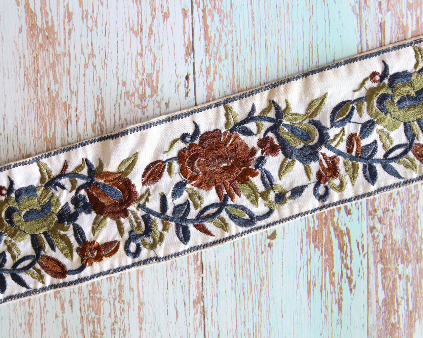 White Brown Floral Embroidered Trim, Indian Fabric Embroidered Border, White Blue Lace, Parsi Floral Saree Border, インド刺繍リボン, Price/mtr