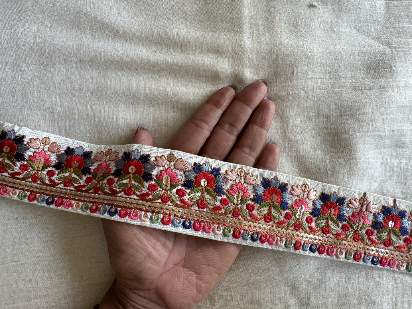 White Red Floral Embroidered Trim, Red White Floral Lace, White Floral Saree Border, Indian Fabric Trim, インド刺繍リボン, Price/mtr