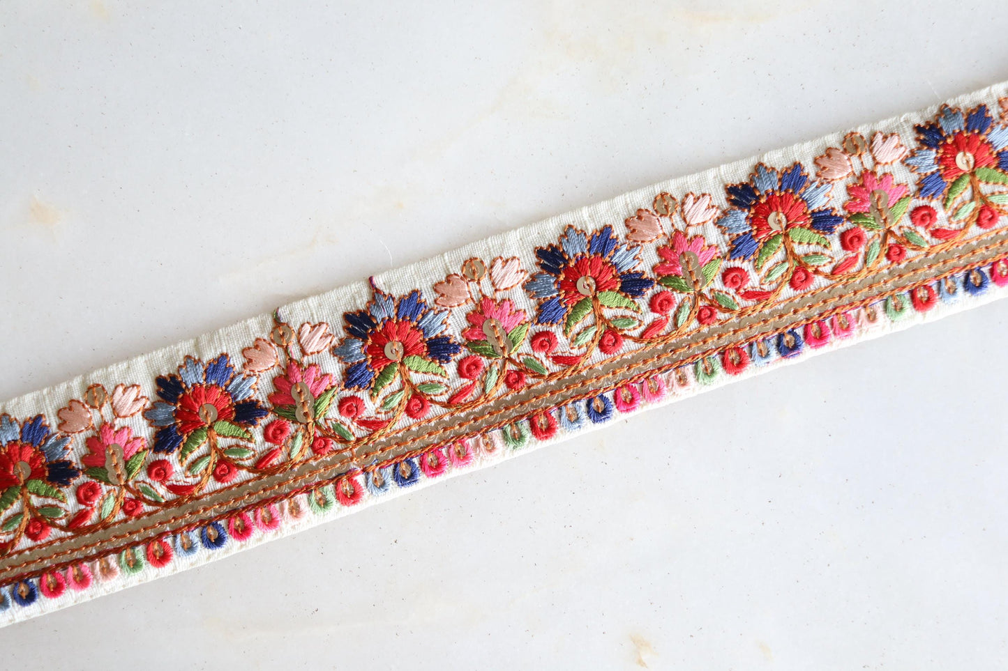 White Red Floral Embroidered Trim, Red White Floral Lace, White Floral Saree Border, Indian Fabric Trim, インド刺繍リボン, Price/mtr