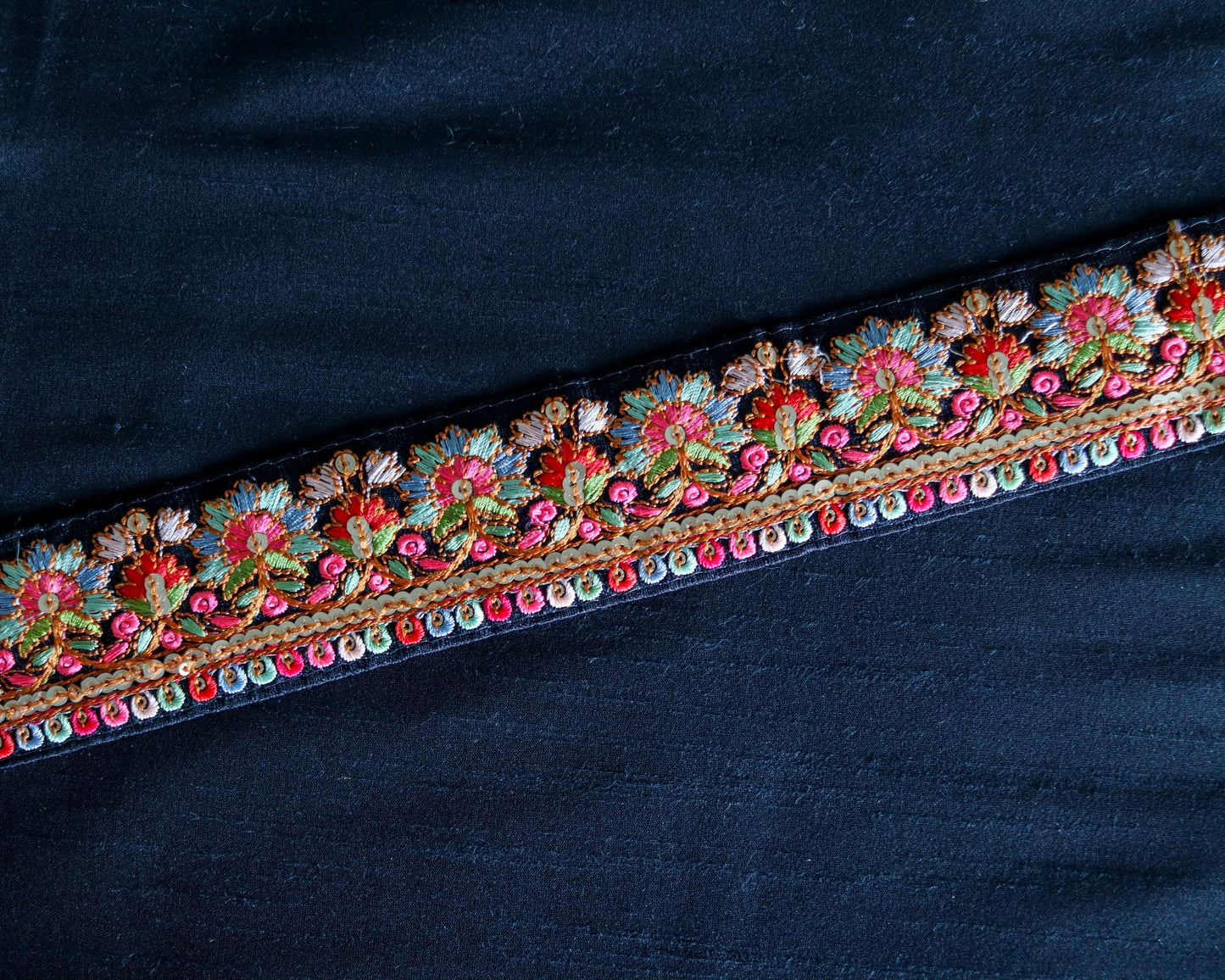 Black Red Floral Embroidered Trim, Red Black Floral Lace, Black Floral Saree Border, Indian Fabric Trim, インド刺繍リボン, Price/mtr