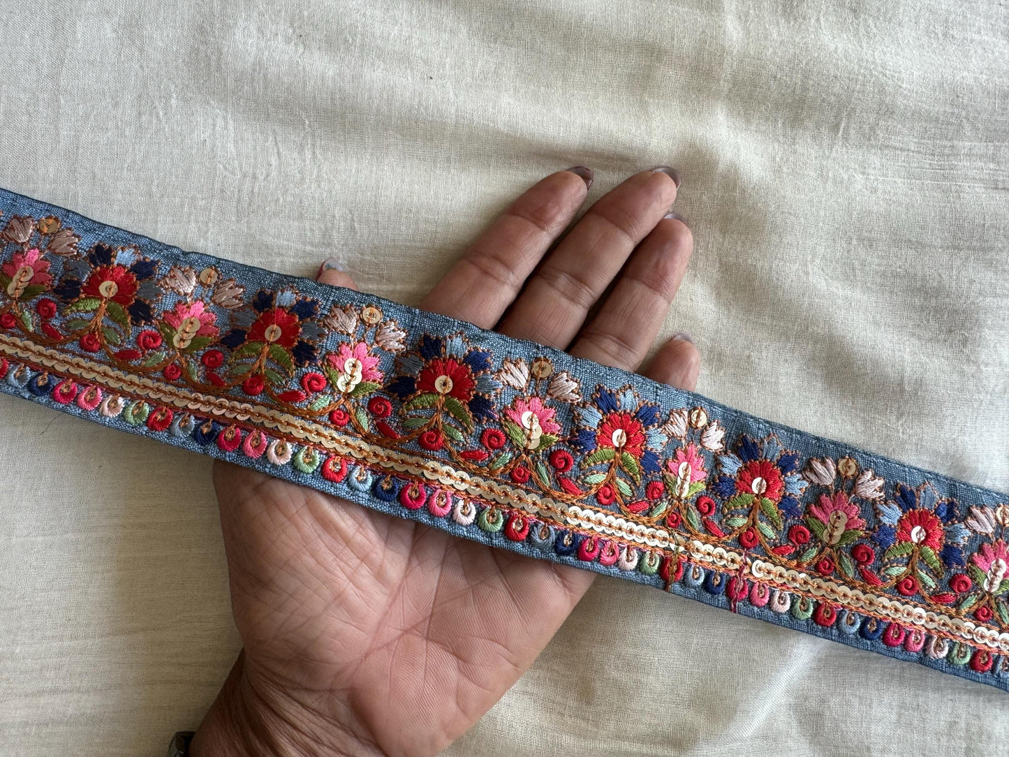 Grey Red Floral Embroidered Trim, Grey Blue Floral Lace, Grey Floral Saree Border, Indian Fabric Trim, インド刺繍リボン, Price/mtr