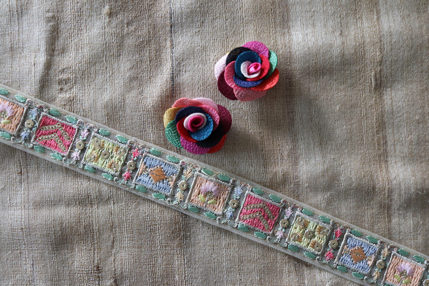 Boho Pastel Patchwork Embroidered Trim, Colourful Gold Zari Sequin Border, Square Patchwork Lace, Indian Saree Border, インド刺繍リボン, Price/mtr