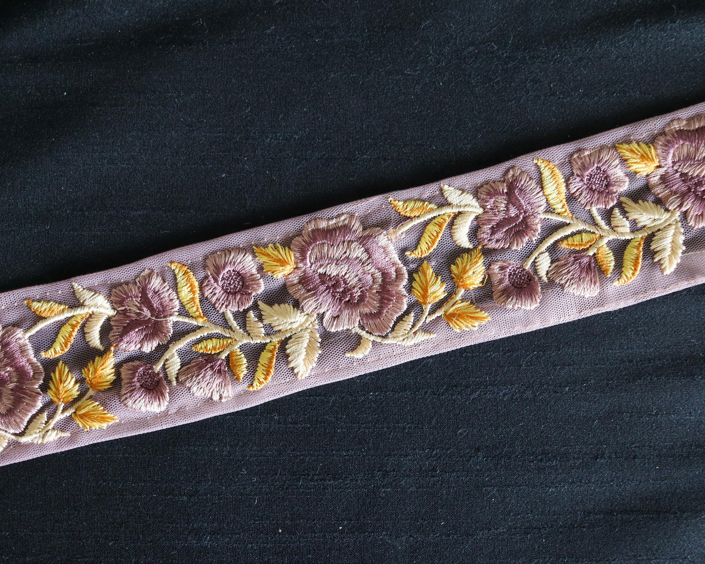 Mauve Pink Floral Embroidered Trim, Net Floral Border, Pink Lavender Floral Net Lace, Indian Fabric Trim, Saree Border, インド刺繍リボン, Price/mtr