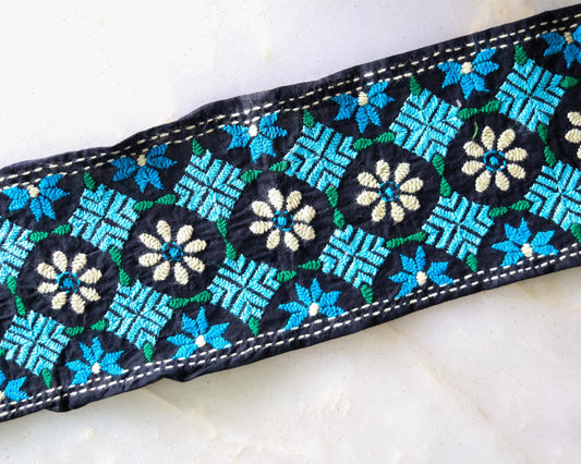 Black Blue Embroidered Kutchi Trim, Indian Handmade Border, Blue White Geometric Floral Lace, Boho Hippie Saree Border, インド刺繍リボン, Price/mtr
