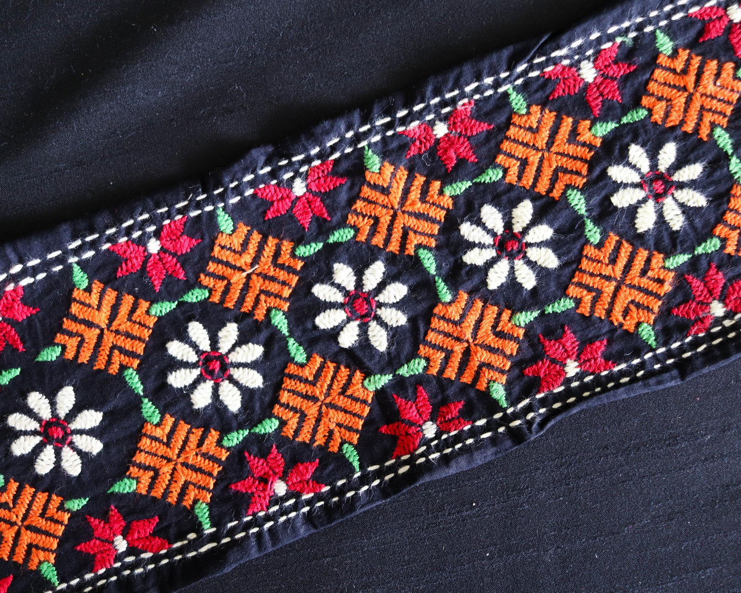 Black Orange Embroidered Kutchi Trim, Indian Handmade Border, Orage White Geometric Floral Lace, Boho Saree Border, インド刺繍リボン, Price/mtr