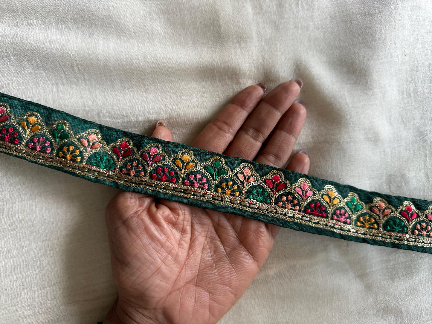 Green Gold Floral Embroidered Trim, Indian Fabric Embroidered Border, Green Multicolour Floral Lace, Saree Border, インド刺繍リボン, Price/mtr