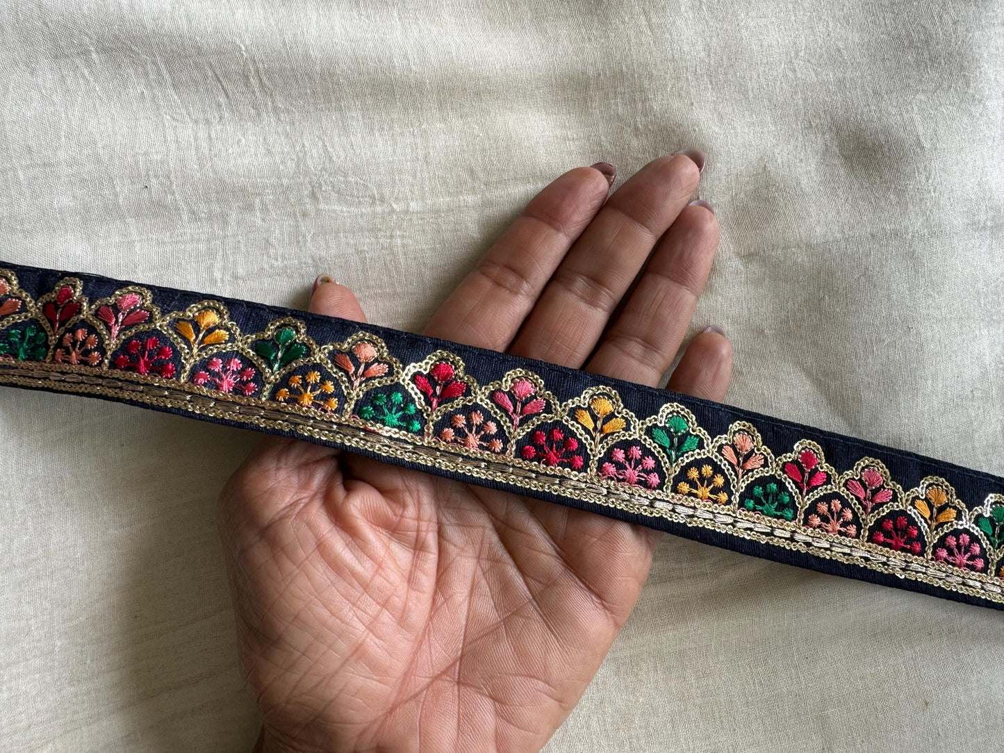 Black Gold Floral Embroidered Trim, Indian Fabric Embroidered Border, Black Multicolour Floral Lace, Saree Border, インド刺繍リボン, Price/mtr