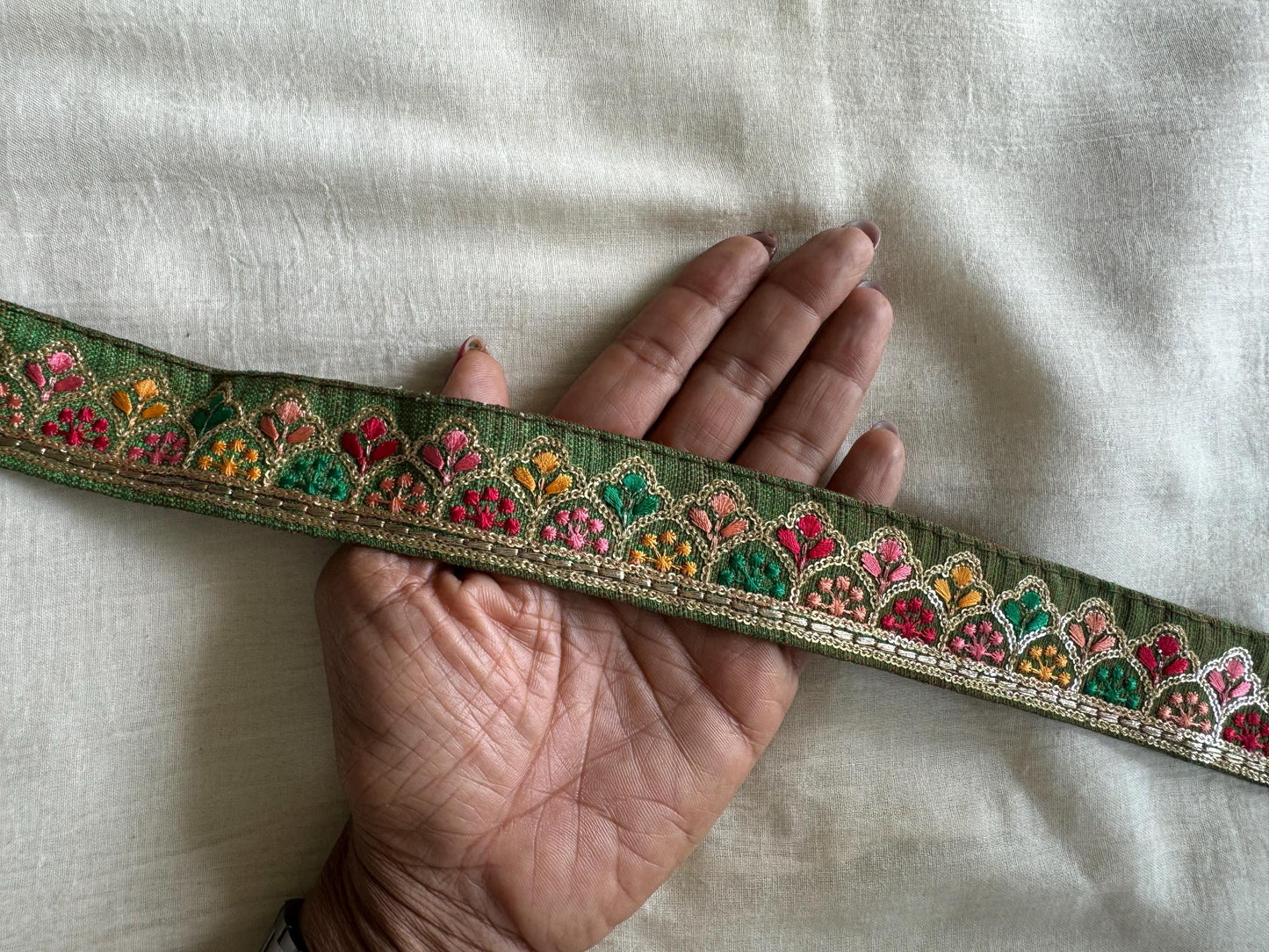 Green Gold Floral Embroidered Trim, Indian Fabric Embroidered Border, Green Multicolour Floral Lace, Saree Border, インド刺繍リボン, Price/mtr