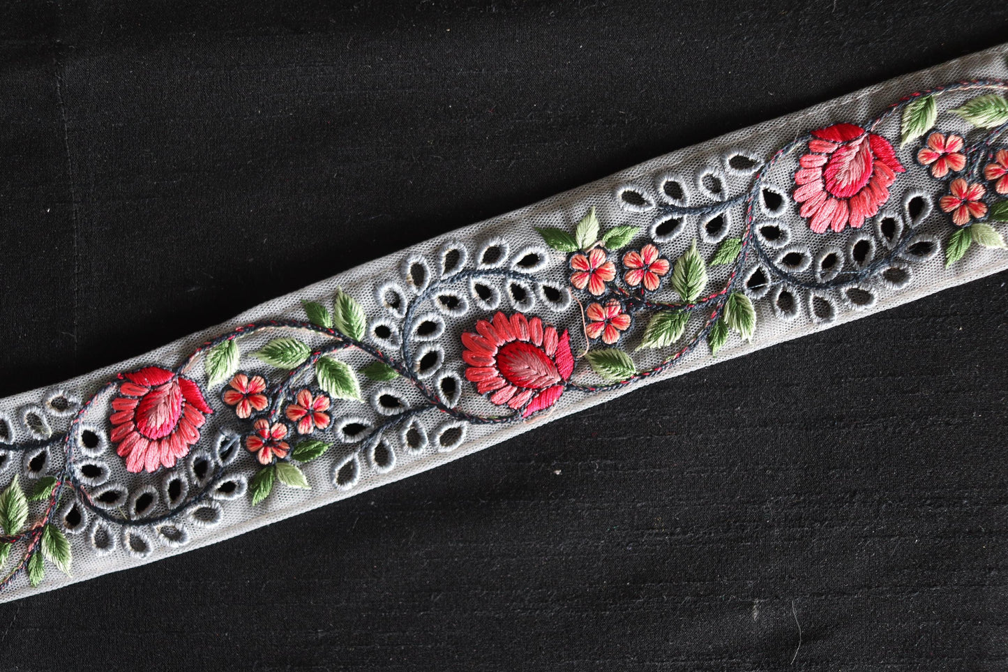 Grey Pink Eyelet Embroidered Trim, Grey Lucknowi Chikankari Border, Cutwork Lace, Indian Fabric Trim Saree Border, インド刺繍リボン, Price/mtr